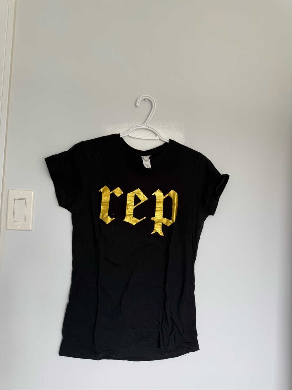 Gildan Black T‑Shirt with Gold Foil 'rep' Graphic